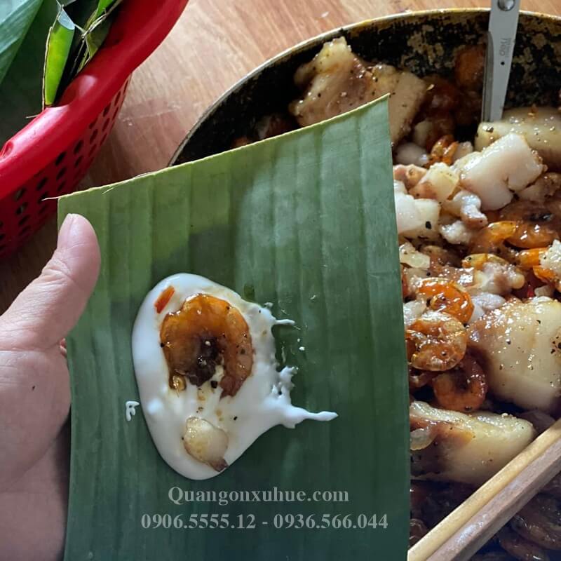 Công đoạn gói bánh mua bánh bột lọc huế